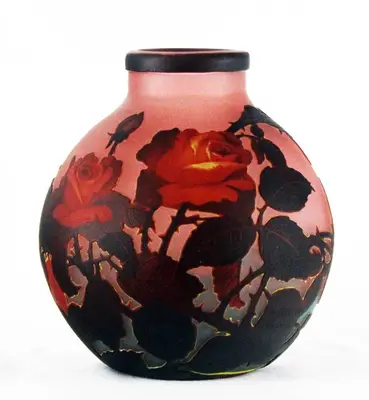 Фирма Братьев Мюллер. Ваза с декором в виде крупных цветов розы. 1925-1935-е гг.
