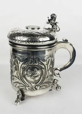 Пивная кружка, декорированая медальонами с лошадьми