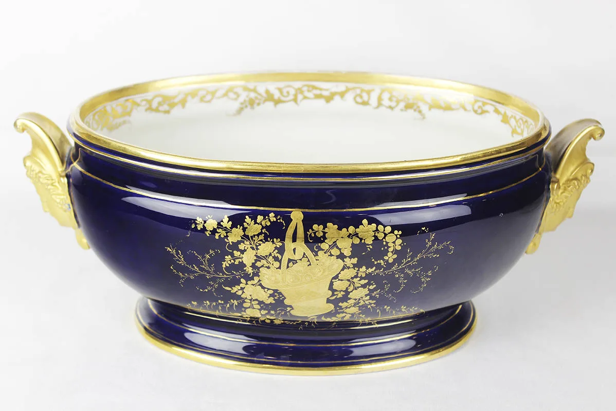 Старинная жардиньерка, украшенная росписью «bleu de Roi»
