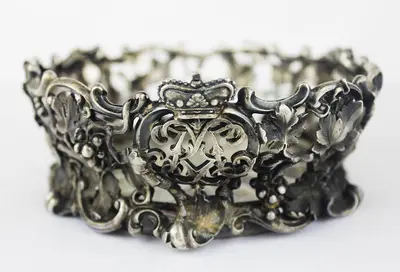 Антикварная конфетница с декором в виде виноградной лозы