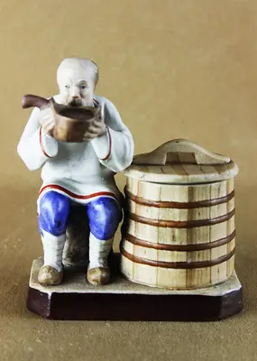 Фарфоровая статуэтка «Пьющий старик»