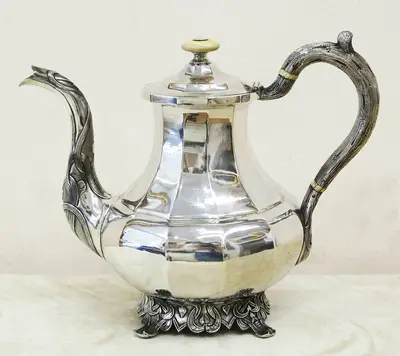 Старинный серебряный кофейник в стиле историзм