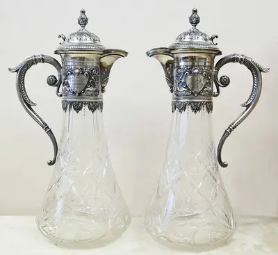 Парные кувшины, украшенные пальметтами